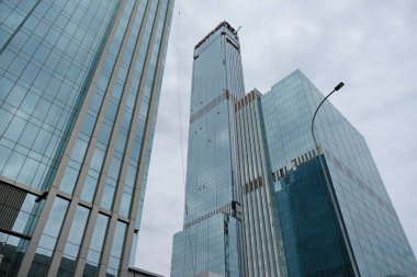 Nur-Sultan / Kazakistan - 10.01.2020: Ofiste mavi-yeşil cam pencereler ve başkentin merkezinde hükümet binaları.