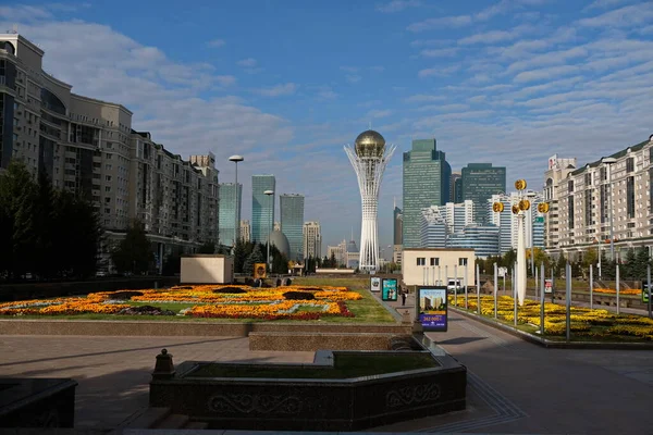 Нур Султан Казахстан 2020 Байтерек Площадь Жилыми Коммерческими Зданиями Вдоль — стоковое фото