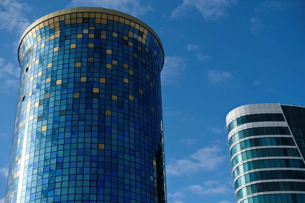 Nur Sultan Kazakhstan 2020 在首都中心设有蓝绿色玻璃窗的多层办公楼 — 图库照片