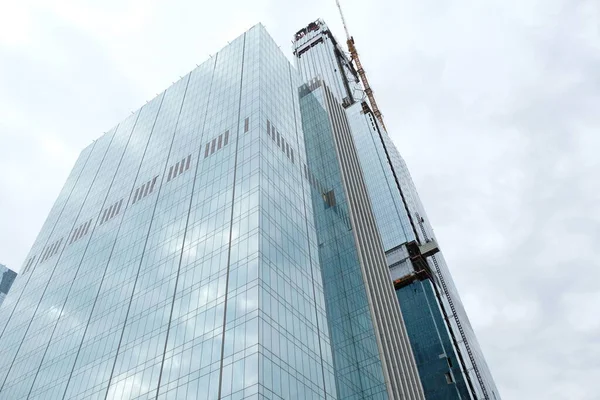 Nur Sultan Kazajstán 2020 Ventanas Vidrio Verde Azulado Edificios Oficinas —  Fotos de Stock