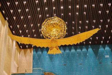 Nur-Sultan / Kazakistan - 10.02.2020: Ulusal bayrağın sembollerinden biri: yükselen bir kartal ve bir güneş balonu. Ulusal Müze Dekorasyonu.