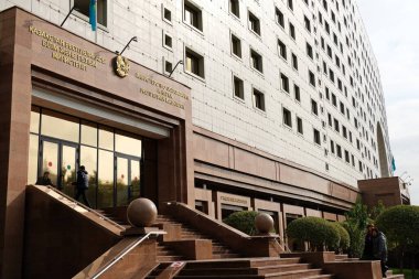 Nur-Sultan / Kazakistan - 10.02.2020: Eğitim ve Bilim Bakanlığı binasının cephe ve merkez girişi.