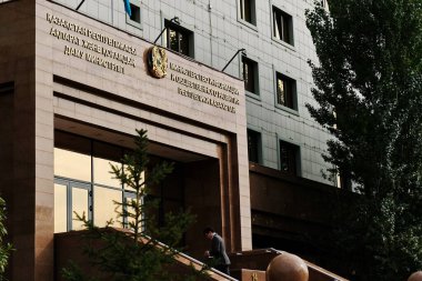 Nur-Sultan / Kazakistan - 10.02.2020: Kazakistan Bilgi ve Kamu Geliştirme Bakanlığı binasının merkez girişinden insanlar giriyor