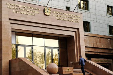 Nur-Sultan / Kazakistan - 10.02.2020: Kazakistan Bilgi ve Kamu Geliştirme Bakanlığı binasının merkez girişinden insanlar giriyor