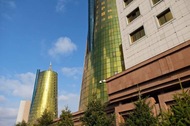 Nur-Sultan / Kazakistan - 10.02.2020: Farklı tasarım ve dekorasyona sahip iki idari bina.