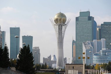 Nur-Sultan / Kazakistan - 10.02.2020: Baiterek anıtı yakınlarındaki kare, idari ve ofis binaları.