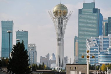 Nur-Sultan / Kazakistan - 10.02.2020: Baiterek anıtı yakınlarındaki kare, idari ve ofis binaları.