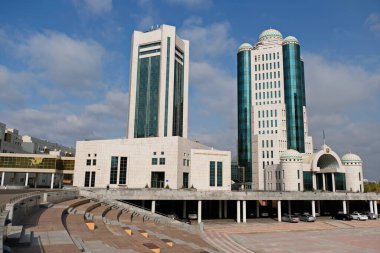 Nur-Sultan / Kazakistan - 10.02.2020: Başkentin idari bölümü: Kazakistan Cumhuriyeti Parlamentosu 'nun iki odalı binaları.