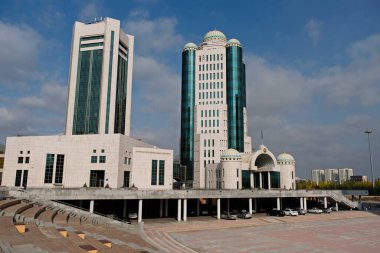 Nur-Sultan / Kazakistan - 10.02.2020: Başkentin idari bölümü: Kazakistan Cumhuriyeti Parlamentosu 'nun iki odalı binaları.