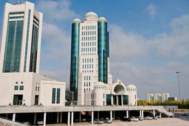 Nur-Sultan / Kazakistan - 10.02.2020: Başkentin idari bölümü: Kazakistan Cumhuriyeti Parlamentosu 'nun iki odalı binaları.