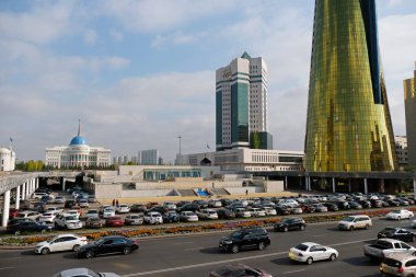 Nur-Sultan / Kazakistan - 10.02.2020: Hükümet binalarının arka planına karşı şehrin idari kesiminde park alanları ve karayolu.