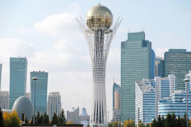 Nur-Sultan / Kazakistan - 10.02.2020: Baiterek anıtı yakınlarındaki kare, idari ve ofis binaları.