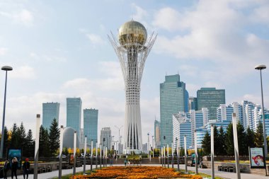 Nur-Sultan / Kazakistan - 10.02.2020: Baiterek anıtı yakınlarındaki meydanın çiçek yatakları ve dekoratif tasarımı.
