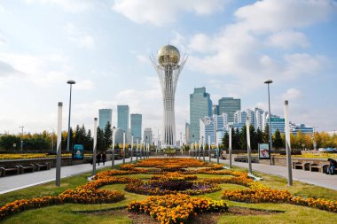 Nur-Sultan / Kazakistan - 10.02.2020: Baiterek anıtı yakınlarındaki meydanın çiçek yatakları ve dekoratif tasarımı.