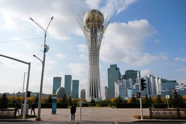 Nur-Sultan / Kazakistan - 10.02.2020: Baiterek anıtı yakınlarındaki kare, idari ve ofis binaları.