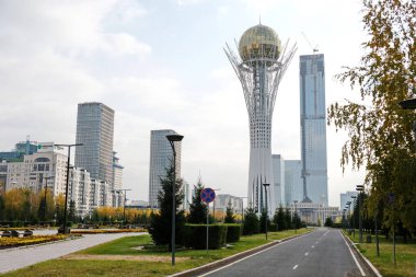 Nur-Sultan / Kazakistan - 10.02.2020: Baiterek anıtı yakınlarındaki kare, idari ve ofis binaları.