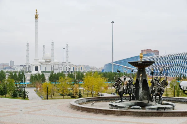 Nur Sultan Kazajstán 2020 Monumento Los Bateristas Contexto Mezquita Central — Foto de Stock