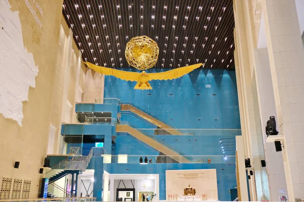 ナルサルタン カザフスタン 2020 国旗のシンボルの1つ 高くそびえるワシと太陽の気球 国立博物館の装飾 — ストック写真