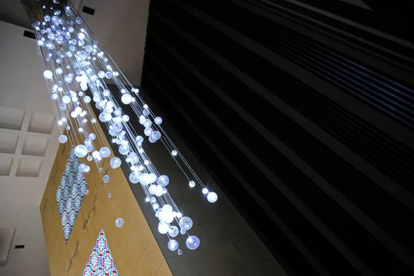 Nur Sultan カザフスタン 2020 部屋の隅に電球をぶら下げてください 国立博物館の装飾デザイン — ストック写真