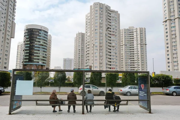 Нур Султан Казахстан 2020 Люди Сидят Скамейке Запасных Автобусной Остановке — стоковое фото