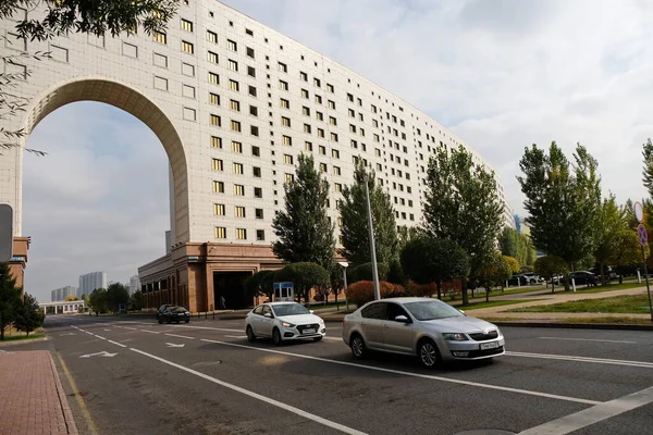 Nur Sultan Cazaquistão 2020 Carros Saem Estrada Central Território Casa — Fotografia de Stock