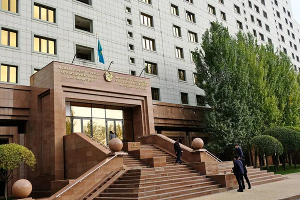 Nur Sultán Kazachstán 2020 Lidé Vstupují Hlavním Vchodem Budovy Ministerstva — Stock fotografie
