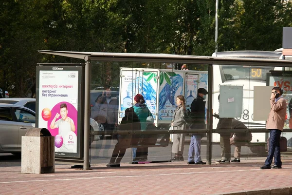 Nur Sultán Kazachstán 2020 Obyvatelé Města Autobusové Zastávce Čekají Veřejnou — Stock fotografie