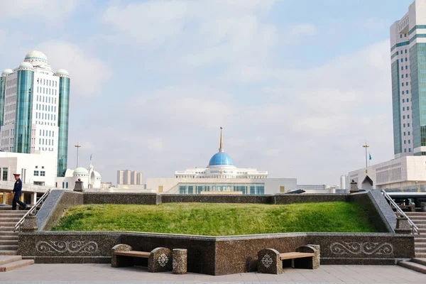 Nur Sultan カザフスタン 2020 大統領住居の建物の背景に空のベンチ — ストック写真