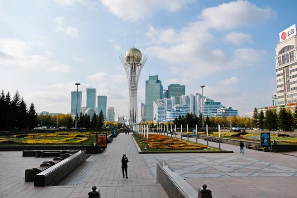 Nur Sultan Kazajstán 2020 Macizos Flores Diseño Decorativo Plaza Cerca — Foto de Stock