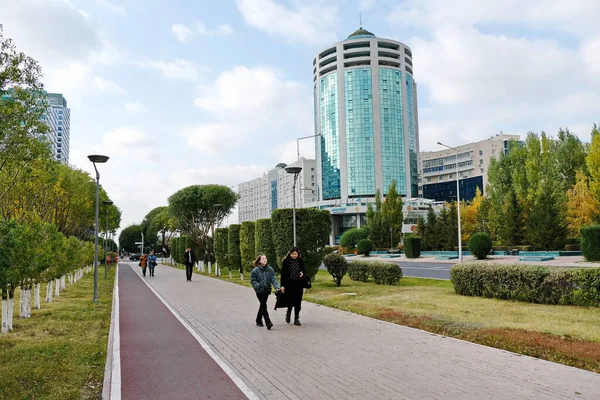 Nur Sultan Kazachstan 2020 Mensen Lopen Stoep Het Centrale Deel — Stockfoto