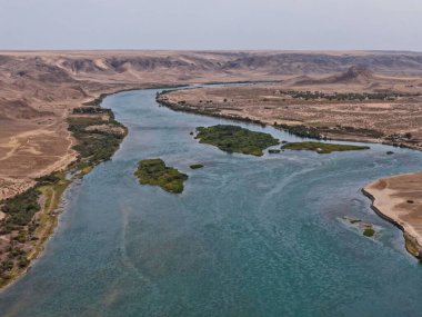 Ili Nehri ve kumlu kıyı bölgesi. Semirechye 'deki en büyük nehir. İnsansız hava aracının görüntüsü. Yılın yaz zamanı..