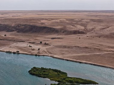 Ili Nehri ve kumlu kıyı bölgesi. Semirechye 'deki en büyük nehir. İnsansız hava aracının görüntüsü. Yılın yaz zamanı..