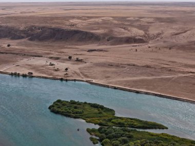 Ili Nehri ve kumlu kıyı bölgesi. Semirechye 'deki en büyük nehir. İnsansız hava aracının görüntüsü. Yılın yaz zamanı..