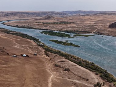 Ili Nehri ve kumlu kıyı bölgesi. Semirechye 'deki en büyük nehir. İnsansız hava aracının görüntüsü. Yılın yaz zamanı..