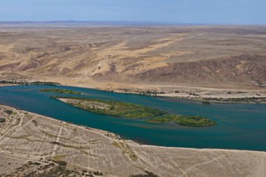 Ili Nehri ve kumlu kıyı bölgesi. Semirechye 'deki en büyük nehir. İnsansız hava aracının görüntüsü. Yılın yaz zamanı..