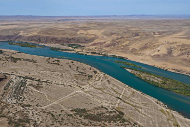 Ili Nehri ve kumlu kıyı bölgesi. Semirechye 'deki en büyük nehir. İnsansız hava aracının görüntüsü. Yılın yaz zamanı..