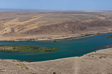 Ili Nehri ve kumlu kıyı bölgesi. Semirechye 'deki en büyük nehir. İnsansız hava aracının görüntüsü. Yılın yaz zamanı..