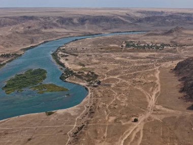 Ili Nehri ve kumlu kıyı bölgesi. Semirechye 'deki en büyük nehir. İnsansız hava aracının görüntüsü. Yılın yaz zamanı..