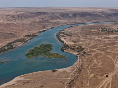 Ili Nehri ve kumlu kıyı bölgesi. Semirechye 'deki en büyük nehir. İnsansız hava aracının görüntüsü. Yılın yaz zamanı..