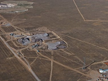 Yarı çöl bölgesinde bir sanayi ocağı. Çeşitli kaya madenciliği. İnsansız hava aracının görüntüsü.