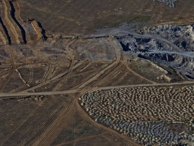 Yarı çöl bölgesinde bir sanayi ocağı. Çeşitli kaya madenciliği. İnsansız hava aracının görüntüsü.