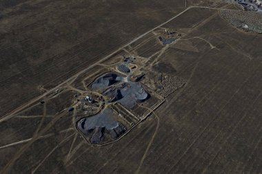 Yarı çöl bölgesinde bir sanayi ocağı. Çeşitli kaya madenciliği. İnsansız hava aracının görüntüsü.