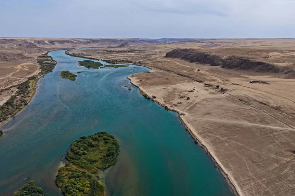 Ili Nehri ve kumlu kıyı bölgesi. Semirechye 'deki en büyük nehir. İnsansız hava aracının görüntüsü. Yılın yaz zamanı..