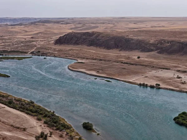 Ili Nehri ve kumlu kıyı bölgesi. Semirechye 'deki en büyük nehir. İnsansız hava aracının görüntüsü. Yılın yaz zamanı..