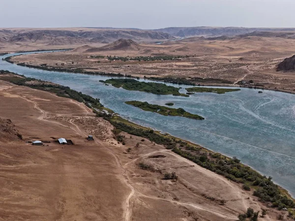 Ili Nehri ve kumlu kıyı bölgesi. Semirechye 'deki en büyük nehir. İnsansız hava aracının görüntüsü. Yılın yaz zamanı..