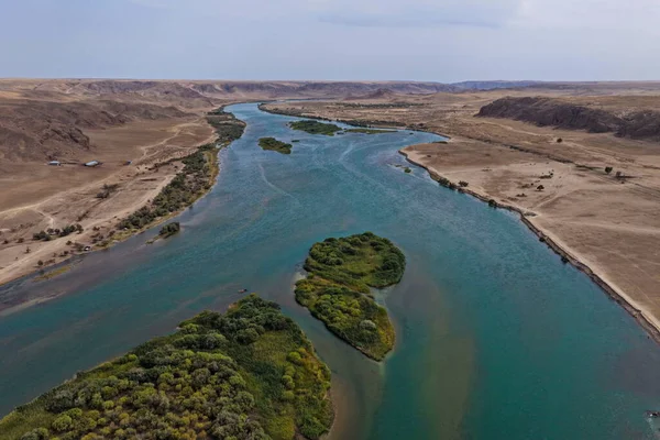 Ili Nehri ve kumlu kıyı bölgesi. Semirechye 'deki en büyük nehir. İnsansız hava aracının görüntüsü. Yılın yaz zamanı..