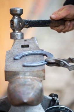 Demirci bir at nalı hazırlıyor