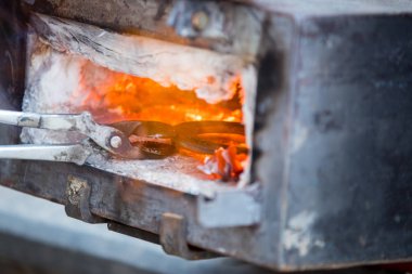 Demirci bir at nalı hazırlıyor