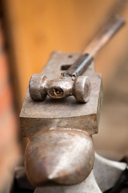 Demirci bir at nalı hazırlıyor