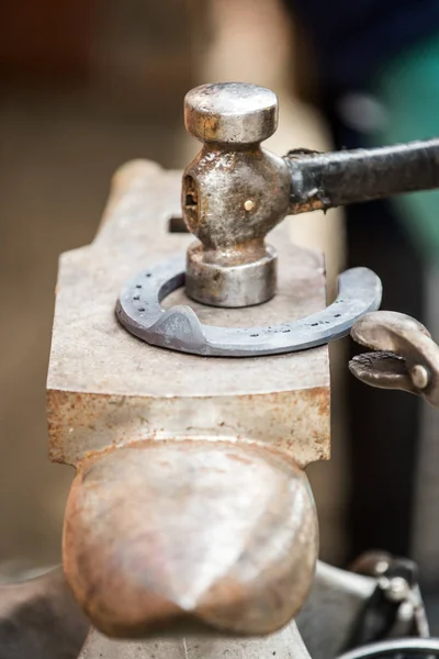 Demirci bir at nalı hazırlıyor